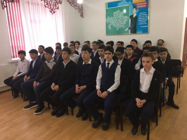 Ә.Молдағұлова атындағы №28 мектепте кезектен тыс  ұлдар жиналысы болып өтті.